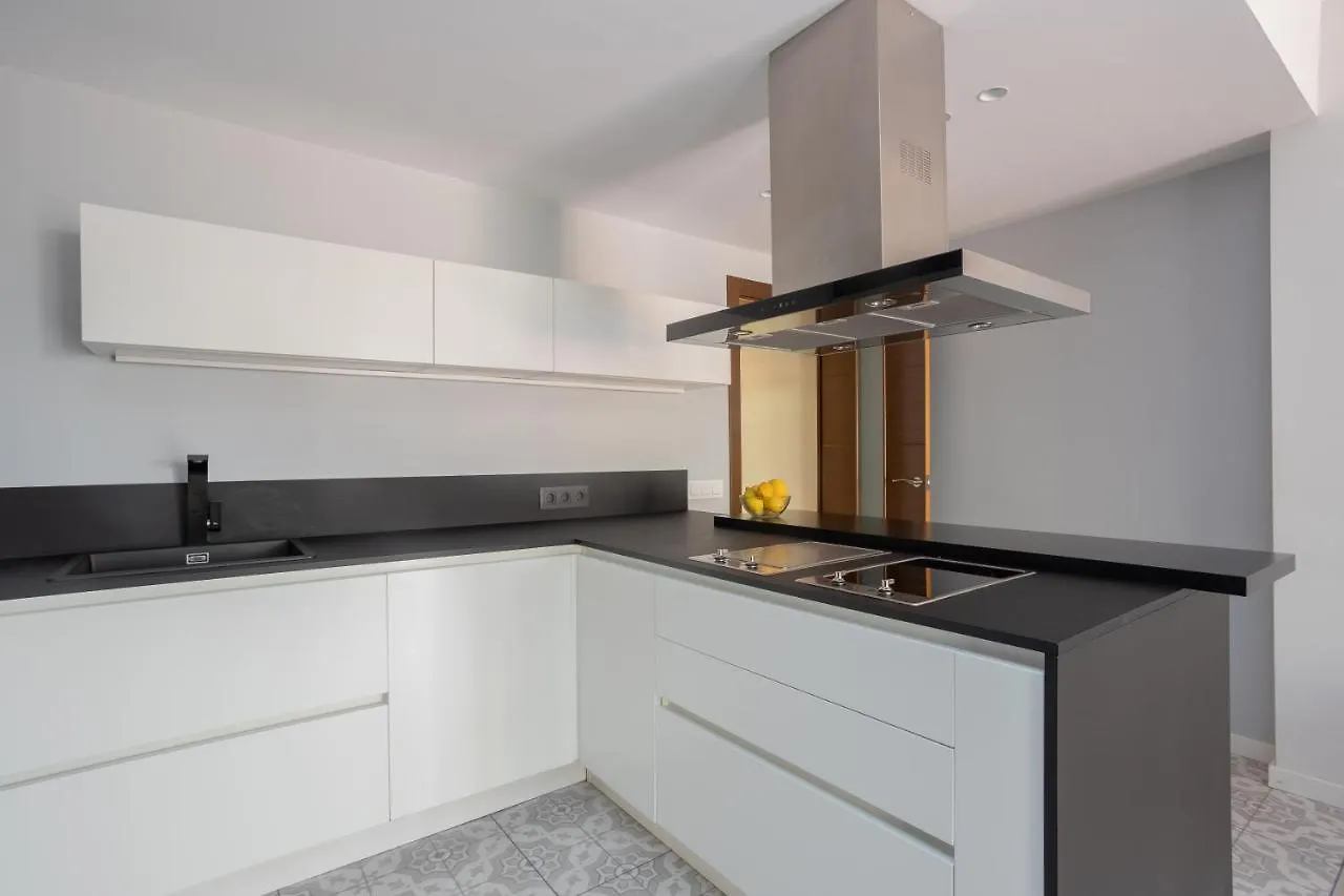 Sunny Beachside Haven 2 Bd In The Marina District Barcelona Apartment