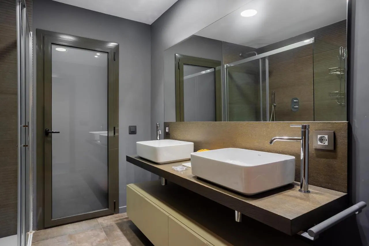 Sunny Beachside Haven 2 Bd In The Marina District Barcelona